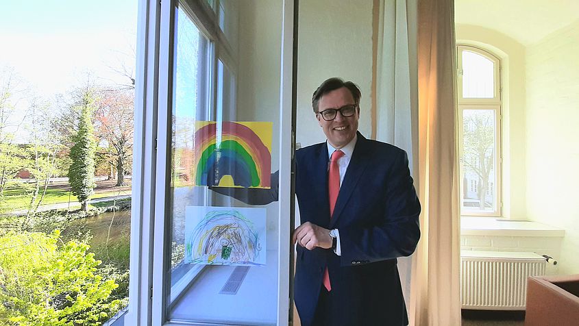 Doppelte Portion Regenbogen im Büro von Landrat Dr. Andreas Ebel. Neben dem Bild seiner Tochter (unten) hängte er auch einen Regenbogen auf, der der Kreisverwaltung zugeschickt wurde.
