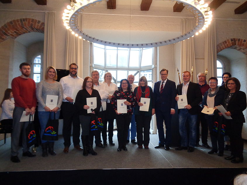 14 ausländische Mitbürgerinnen und Mitbürger wurden am 4. Februar im Rittersaal des Schlosses Gifhorn in den deutschen Staatsverband eingebürgert. 