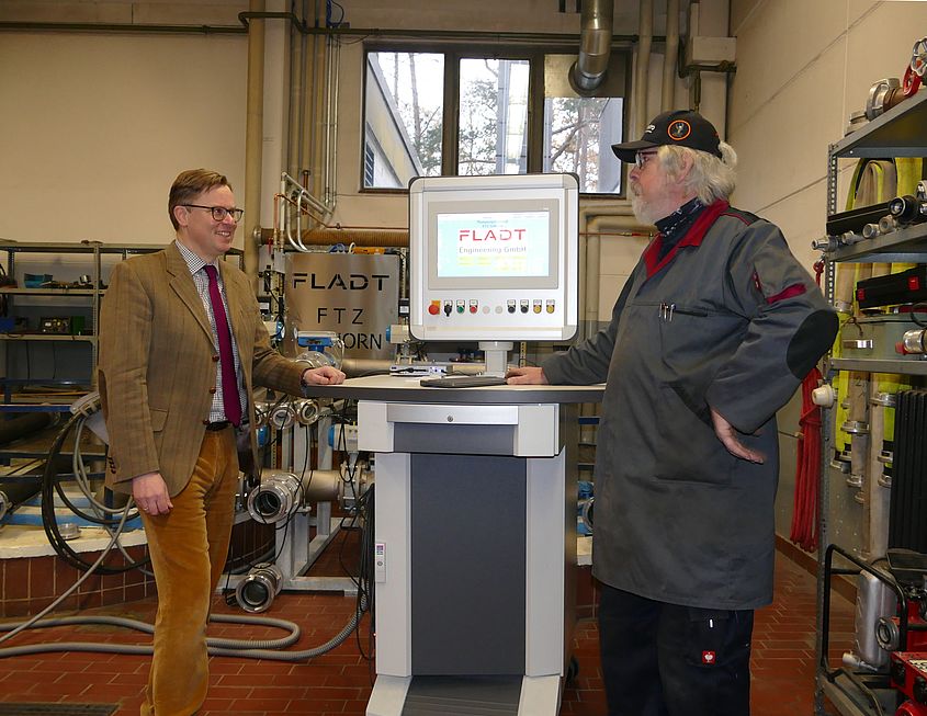 Bernd Hauer, Gerätewart in der Feuerwehrtechnischen Zentrale in Gifhorn, erklärte Landrat Dr. Andreas Ebel die neue Technik des Pumpenprüfstandes. 