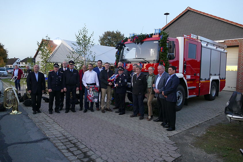 Bei der Indienststellung des neuen Löschgruppenfahrzeugs in Grußendorf waren einige Vertreter der Politik und Feuerwehr dabei. 