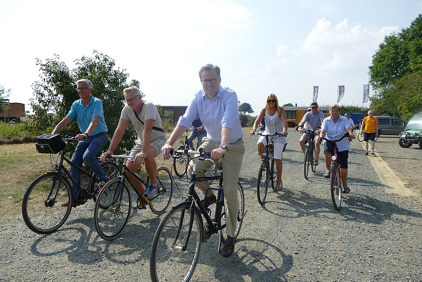 Mit dem Fahrrad ging es für Landrat Dr. Andreas Ebel und die mitfahrenden Bürgerinnen und Bürger durch das Wittinger Stadtgebiet.