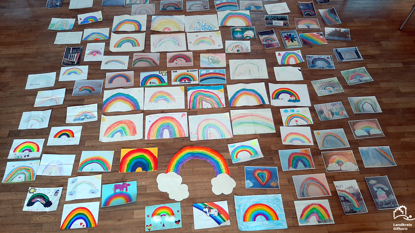Vielfältige Farbenpracht im Rittersaal: 127 Regenbogen erreichten die Gifhorner Kreisverwaltung.