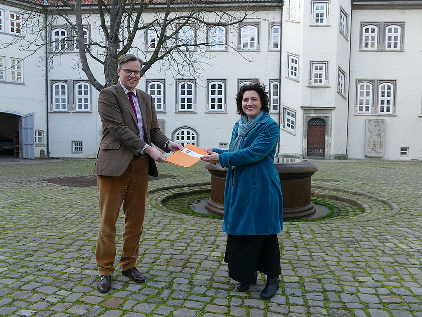 Sozialministerin Dr. Carola Reimann übergab den offiziellen Förderbescheid an Landrat Dr. Andreas Ebel im Gifhorner Schloss.