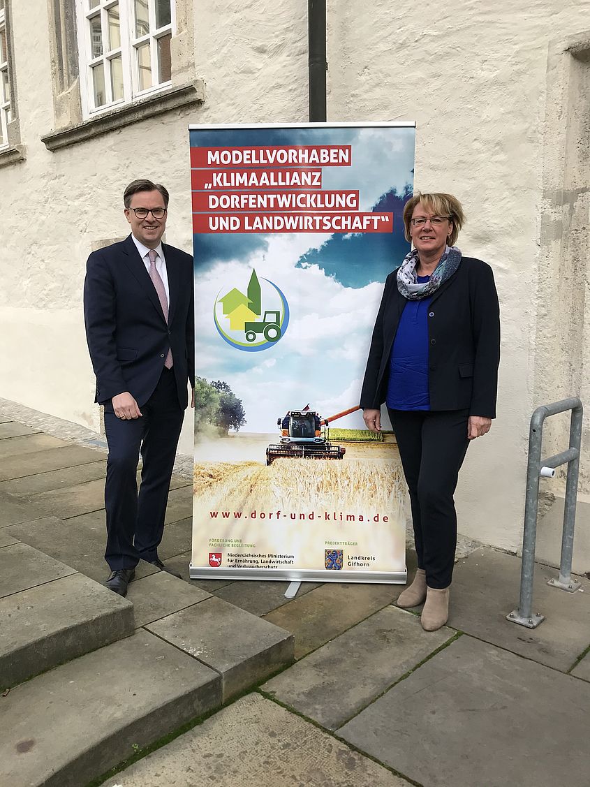 Landrat Dr. Andreas Ebel und Landwirtschaftsministerin Barbara Otte-Kinast treten zusammen für das Modellvorhaben „KlimaAllianz Dorfentwicklung und Landwirtschaft“ ein.
