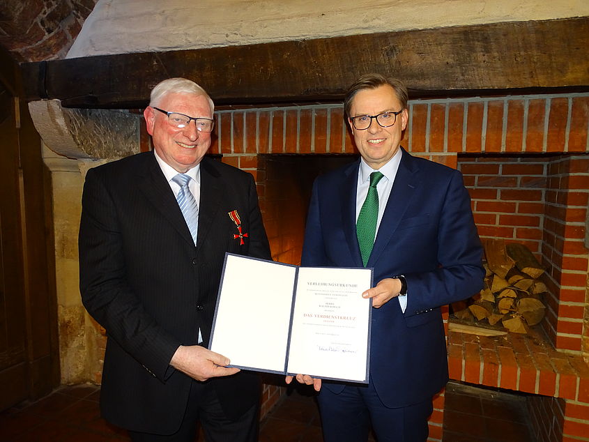 Ausgezeichnet: Landrat Dr. Andreas Ebel (r.) verlieh Walter Schulze aus Knesebeck das Bundesverdienstkreuz.