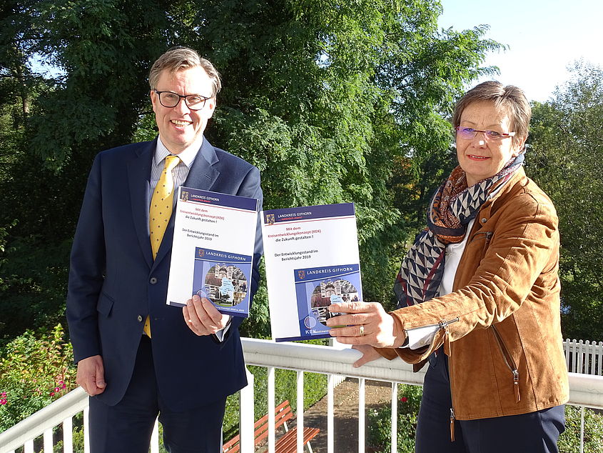Christine Gehrmann und Landrat Dr. Andreas Ebel stellten den KEK-Bericht für das Jahr 2019 vor.