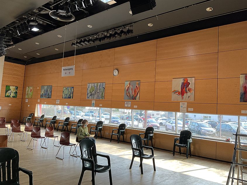 Die Bilder von Maike Remane zum Thema „Begegnungen“ hängen im Wartebereich des Impfzentrums.