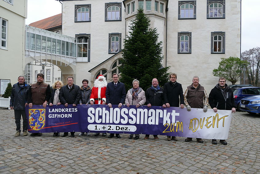 Landrat Dr. Andreas Ebel freut sich mit dem Organisationsteam auf den traditionellen Schlossmarkt zum Advent, der die Besucherinnen und Besucher am 1. und 2. Dezember auf Weihnachten einstimmt. 