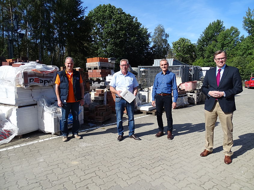 Die Firma Baugeschäft Ernst GmbH und deren Geschäftsführer Dirk Reuß (2.vl.) und David Reitz, besuchte Landrat Dr. Andreas Ebel (r.) gemeinsam mit dem stellvertretenden Bürgermeister aus Gifhorn, Thomas Reuter (l.).