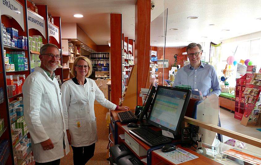Lars und Sabine Wasserscheidt führten Landrat Dr. Andreas Ebel durch die Jungblut’sche Apotheke in Hankensbüttel.