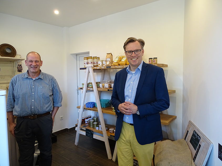 Jürgen Laue zeigte Landrat Dr. Andreas Ebel die Produkte im eignen Hofladen in Ummern.