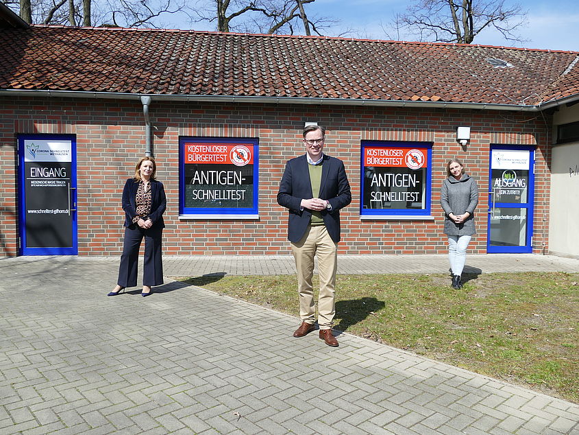 Samtgemeindebürgermeisterin Anja Meier, Landrat Dr. Andreas Ebel und Anna Wendt vom Schnelltestzentrum Weyhausen freuen sich über das erweiterte Angebot für Schnelltests. 