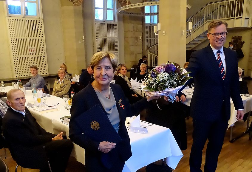 Landrat Dr. Andreas Ebel verlieh Ingrid Klopp das Bundesverdienstkreuz. 