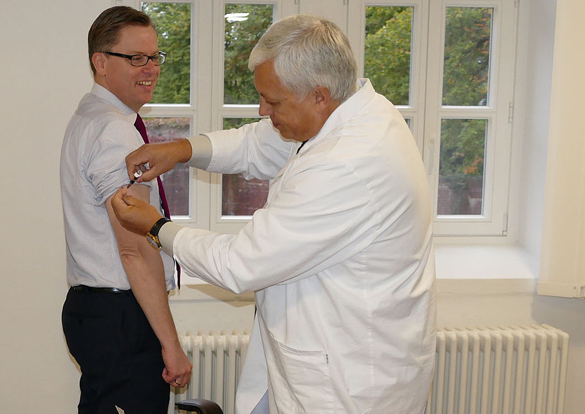 Landrat Dr. Andreas Ebel lässt sich von Amtsarzt Josef Kraft gegen Grippe impfen. 