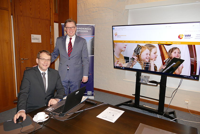 Peter Bönisch (l.), Leiter der Kreismusikschule Gifhorn, und Landrat Dr. Andreas Ebel stellten die neue Homepage vor.