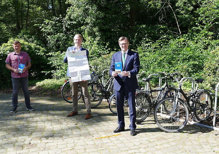 Dirk Spieß, Jörg Pache, Geschäftsführer der Tourismusgesellschaft, und Landrat Dr. Andreas Ebel präsentierten die neue Radwanderkarte für den Landkreis Gifhorn. 