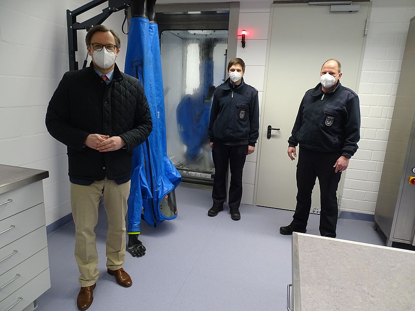 Landrat Dr. Andreas Ebel (v.l.) besuchte die Mitarbeiter des Landkreises Gifhorn, Hendrik Laabs und Lars Haubold, in der FTZ und sah sich die neue Atemschutzwerkstatt an. 