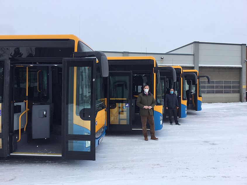 Landrat Dr. Andreas Ebel und Stephan Heidenreich, Geschäftsführer der VLG, sahen sich die neuen Busse der Fahrzeugflotte an.
