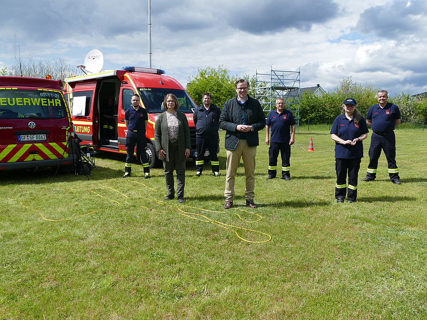  Landrat Dr. Andreas Ebel und Samtgemeindebürgermeisterin Manuela Peckmann dankten der Feuerwehr für den Einsatz bei der Bekämpfung des Eichenprozessionsspinners.