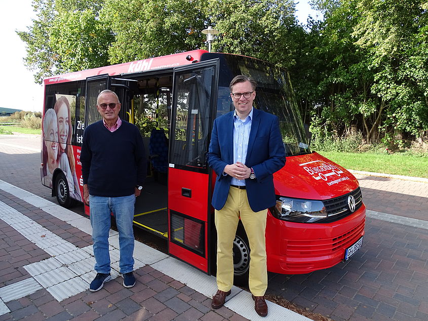 Wilfried Kipp fährt seit drei Jahren etwa drei Mal im Monat ehrenamtlich für den Bürgerbusverein Isenhagener Land den Kleinbus. Landrat Dr. Andreas Ebel lobte das Engagement. 