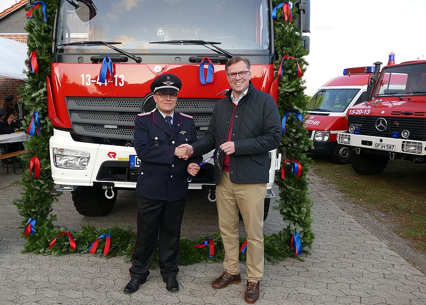 Landrat Dr. Andreas Ebel (r.) übergab das neue Löschgruppenfahrzeug an den stellvertretenden Ortsbrandmeister Patrick Pahl in Grußendorf.