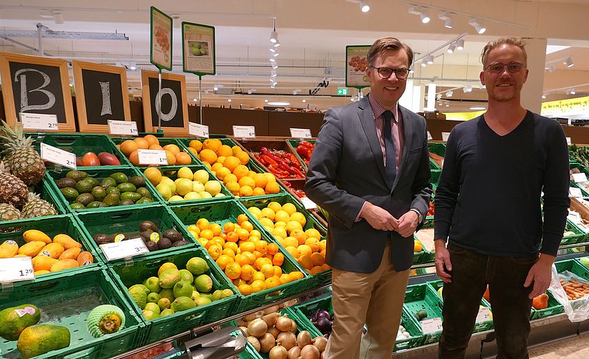 Ralf Schubert (r.), Geschäftsführer von MutterGrün, führte Landrat Dr. Andreas Ebel durch den Gifhorner Biomarkt. 