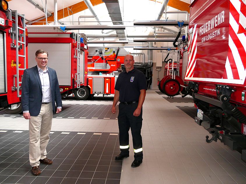 Maik Schaffhauser (r.), Ortsbrandmeister der Feuerwehr der Stadt Gifhorn, zeigte Landrat Dr. Andreas Ebel die diversen Fahrzeuge der Feuerwehr.