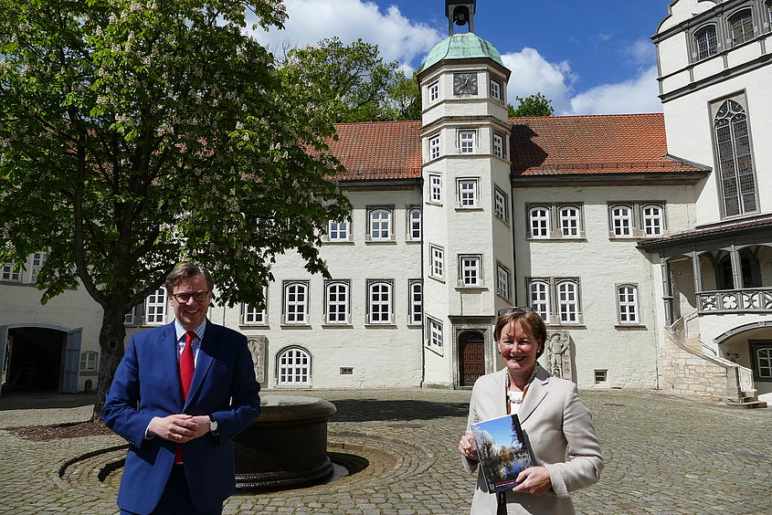 Große Freude bei Landrat Dr. Andreas Ebel (l.) und Gunhild Posselt, Geschäftsführerin der Bildungs- und Kultur gGmbH, – der Kreiskalender wird auch 2021 wieder herausgegeben. 