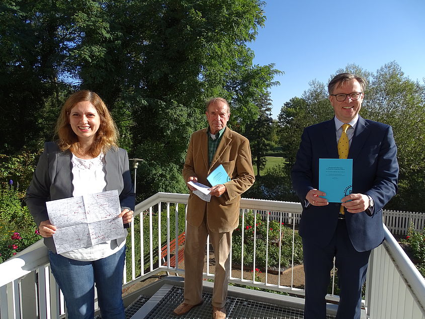 Birte Lehnberg, Prof. Dr. Wolfgang Meibeyer und Landrat Dr. Andreas Ebel stellten die neue Schriftenreihe zu Wüstungen im Nordkreis vor.