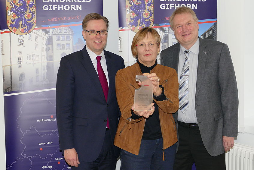 Landrat Dr. Andreas Ebel, Christine Gehrmann, Leiterin der Stabsstelle Demografie, und Kreisrat Rolf Amelsberg freuen sich über den Demografie Exzellenz Award.