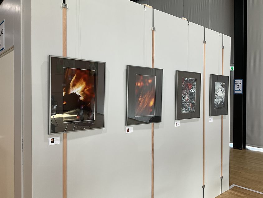 Fotografien von Silke Schnau zum Thema Osterfeuer sind im Gifhorner Impfzentrum ausgestellt.