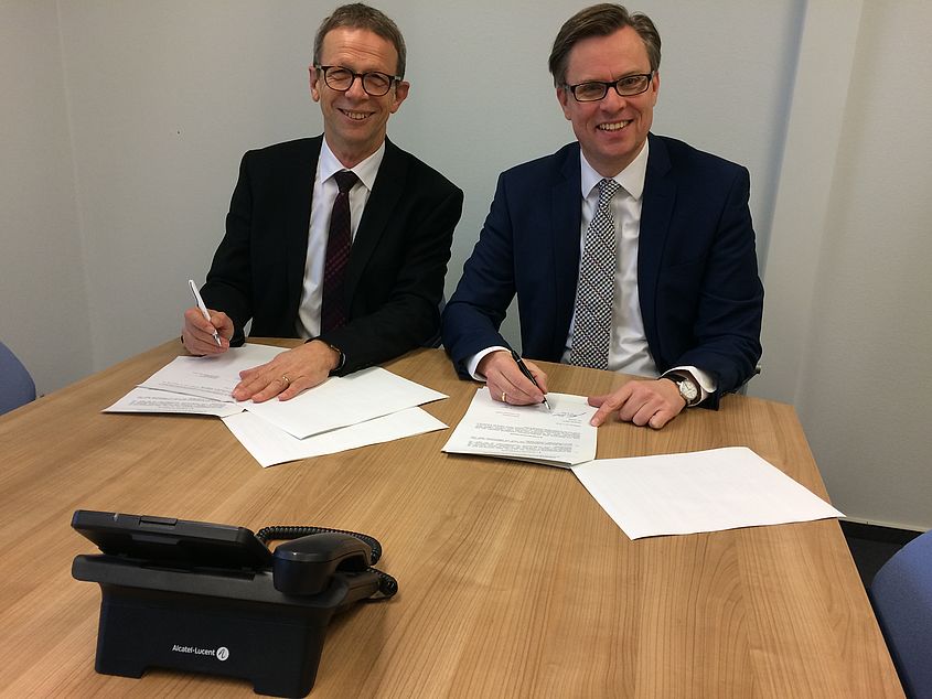 Landrat Dr. Andreas Ebel, re., und Oberbürgermeister Klaus Mohrs unterzeichnen die Vereinbarung zur Nutzung des Service Centers Wolfsburg. 