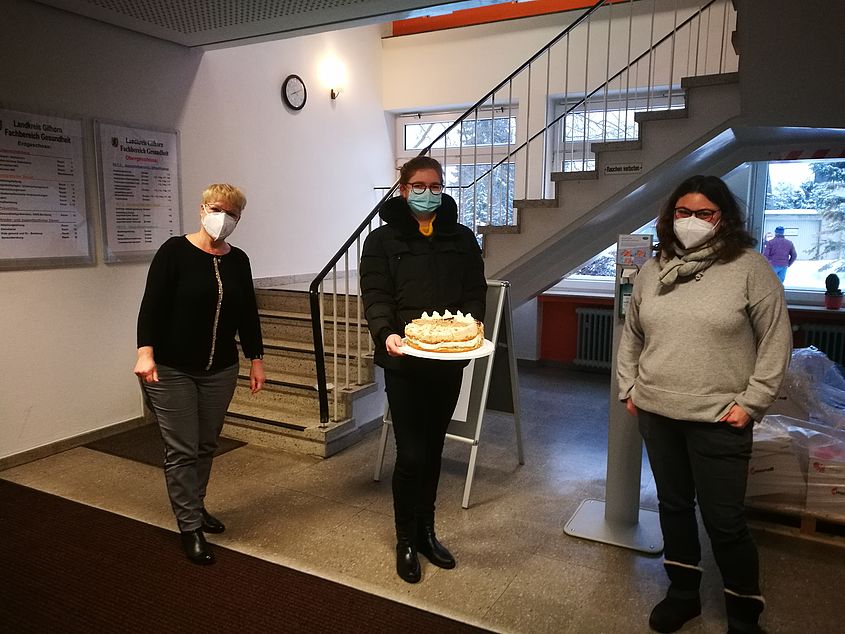 Anna Kyszkiewicz (m.) brachte Torten vom Landcafé Neubokel in das Gesundheitsamt Gifhorn. Ines Weber (l.) und Nadja Treiber nahmen diese dankend entgegen.