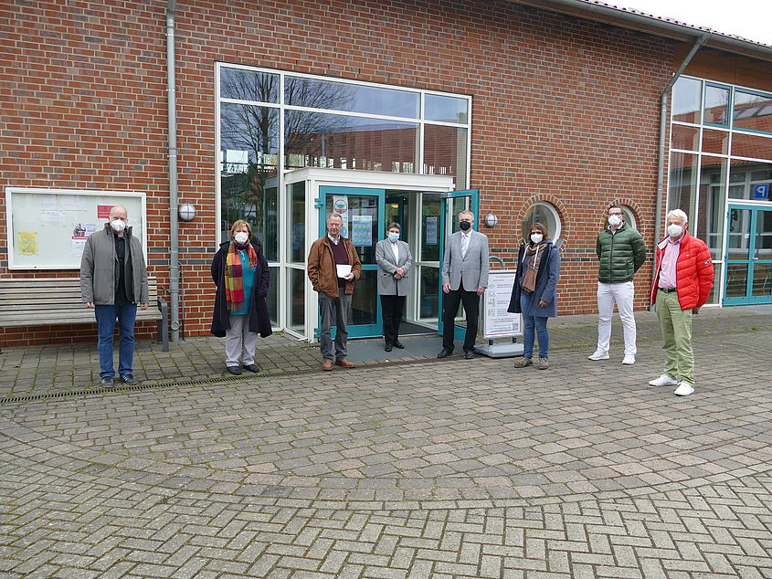 Kreisrat Rolf Amelsberg (4.v.r.) eröffnete gemeinsam mit den Betreibern und örtlichen Politikern das Testzentrum in der Okerhalle in Groß Schwülper.