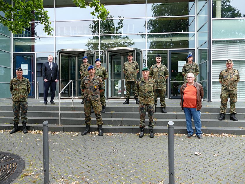 Brigadegeneral Jobst Schönfeld (1. Reihe, 2.v.r.), wurde von Kreisrat Rolf Amelsberg (hinten links), und Hans-Ulrich Draheim, Abteilungsleiter Gesundheitsaufsicht, und den derzeit im Gifhorn eingesetzten Soldatinnen und Soldaten begrüßt.