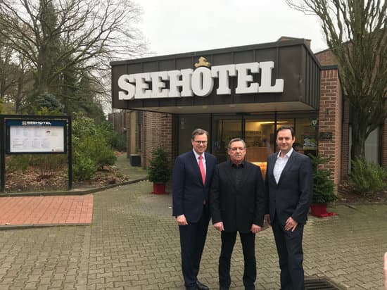 Landrat Dr. Andreas Ebel mit dem neuen Eigentümer des Seehotels am Tankumsee, Wolfgang Heitmann, und dem Verkäufer Christian Schulz-Hausbrandt.