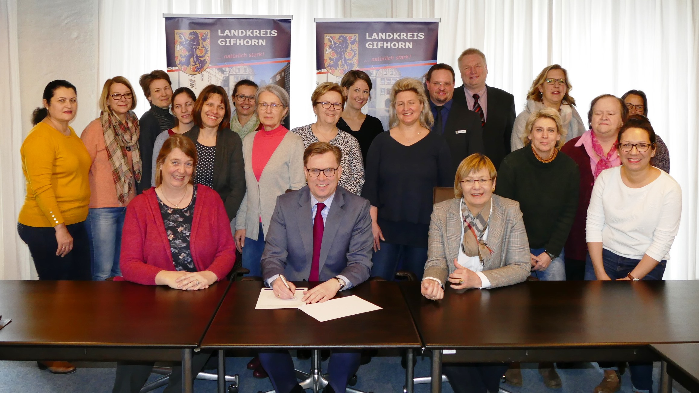 Landrat Dr. Andreas Ebel unterzeichnet eine Richtlinie, mit der der Landkreis Gifhorn die Ansiedlung freiberuflicher Hebammen und Entbindungspfleger unterstützen möchte.